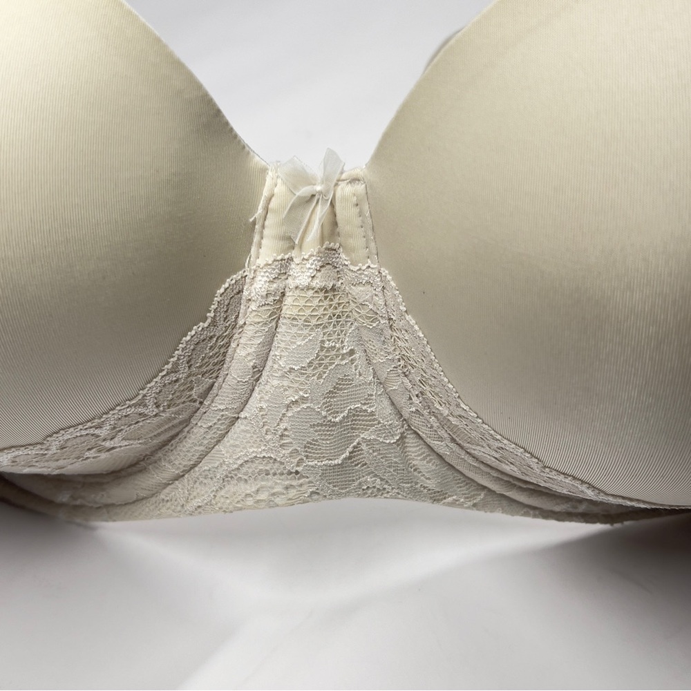 TORRID 40D Cream Adjustable straps Lace Adjustable Straps. Back hook closure